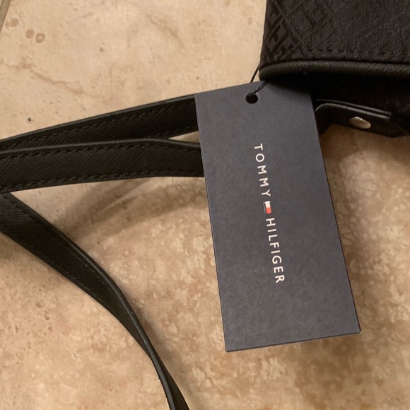 Tommy Hilfiger crossbody purse - Picture 3 of 6